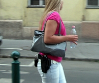 Dame mit Handtasche, Wasserflasche, Handschellen und Waffe